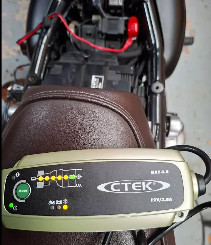 Batterie de moto à Démouville